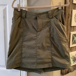 Duluth Olive green cargo skort, size 10